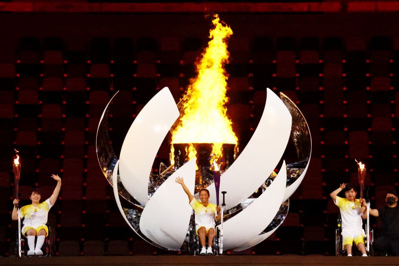 Паралимпийский огонь на национальном олимпийском стадионе в Токио, где проходит церемония открытия XVI летних Паралимпийских игр