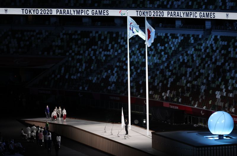 Паралимпийский флаг и флаг Японии на национальном олимпийском стадионе в Токио