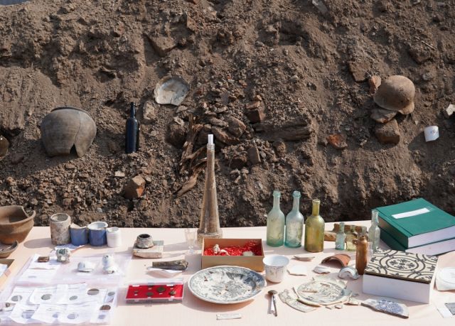Бутылка, часы и посуда. Что скрывается за типичными находками археологов?
