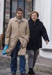 Меркель с мужем идут в магазин