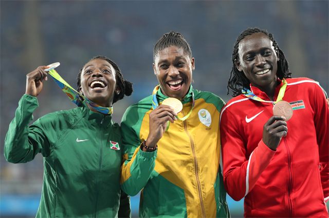 Франсин Ньйонсаба, Кастер Семеня, Маргарет Вамбуи с олимпийскими медалями.