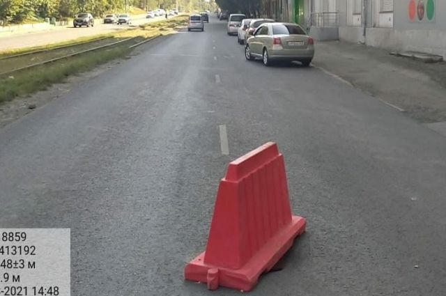 В мэрии Челябинска назвали причину провала асфальта на дороге