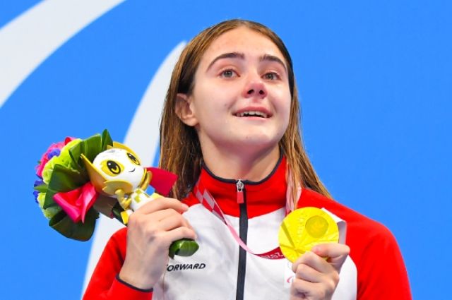 Российская спортсменка, член сборной России (команда ПКР) Анастасия Гонтарь, завоевавшая золотую медаль в соревнованиях по плаванию на 50 метров вольным стилем среди женщин в классе S10 на XVI Летних Паралимпийских играх в Токио, на церемонии награждения.