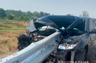 В Полтавской области автомобиль влетел в отбойник: есть жертвы