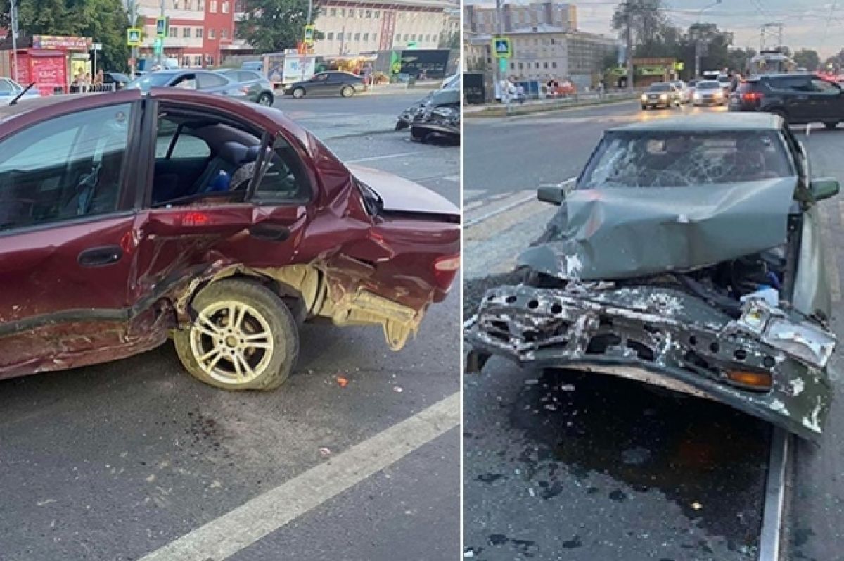 В Самаре на ул. Победы Toyota Mark II врезалась в Nissan Almera | АиФ Самара