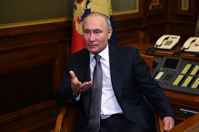 Путин предложил не применять слово «услуга» к работе учителей