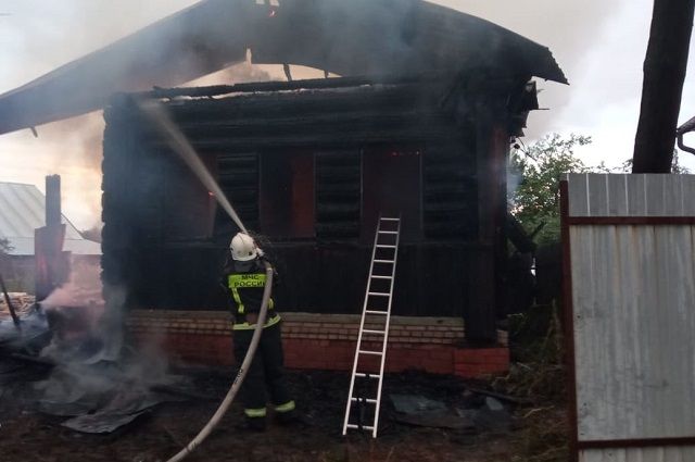 В Вязниковском районе добровольцы помогли пожарным отстоять дом от огня