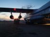 Заправка топливом грузового самолета Ил-76МД во время эвакуации людей из Афганистана