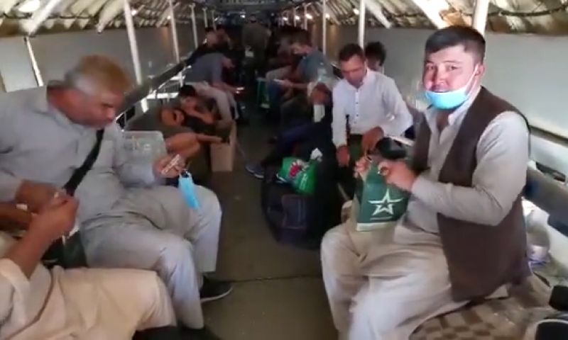 Пассажиры в салоне грузового самолета Ил-76МД во время эвакуации из Афганистана