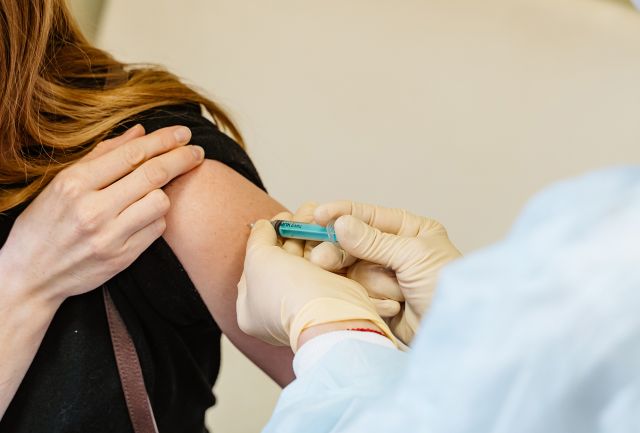 Зарегистрирована еще одна новосибирская вакцина «Эпиваккорона-Н»