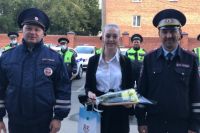 Полицейские вручили Алене Мутьевой благодарность, букет цветов и символические сувениры.