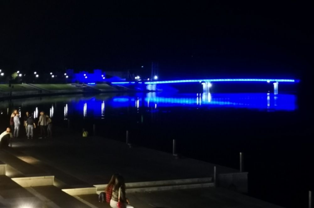 Так мост выглядит в ночное время.