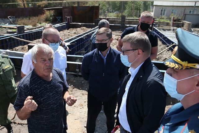 Алексей Текслер и Владимир Якушев пообщались с жителями посёлков и проверили, как идут работы по восстановлению домов