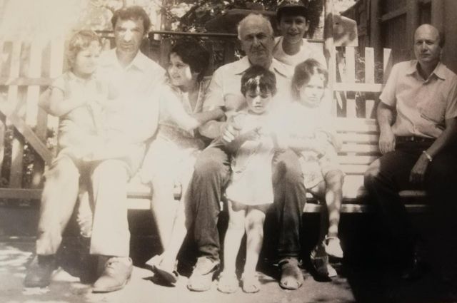 Асланбий Хутыз с отцом, братом, детьми и племянницами.