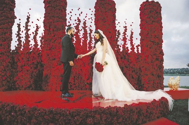 Красный цвет стал лейтмотивом русско-осетинской свадьбы.