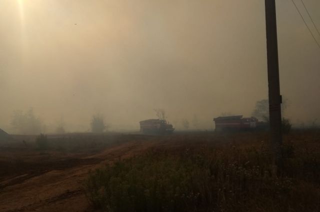 В Оренбургском районе рядом с пожаром у железной дороги борятся почти 100 человек.