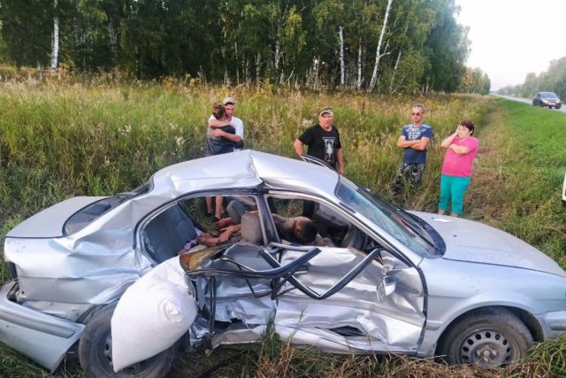 Два человека погибли в столкновении Toyota и Mercedes под Новосибирском