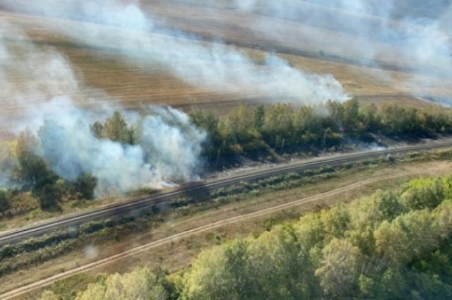Пожар вдоль железной дороги в Татарстане тушили с поезда