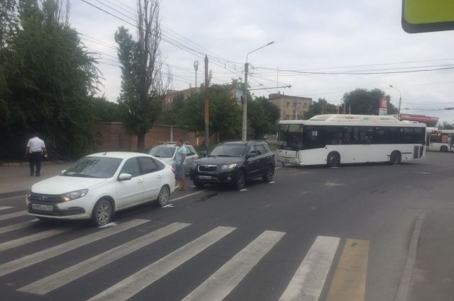 В Ростове в тройном ДТП пострадали три пассажира автобуса