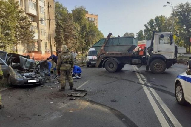 В Самаре водитель «Лады» погиб в результате столкновения с мусоровозом