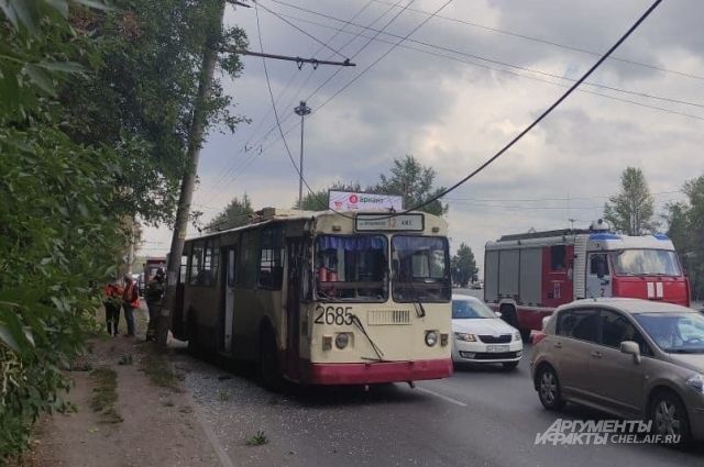 Троллейбус врезался в столб в Челябинске