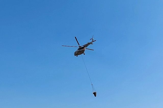 Вертолет МИ-8 задействован в тушении пожара около газового завода.