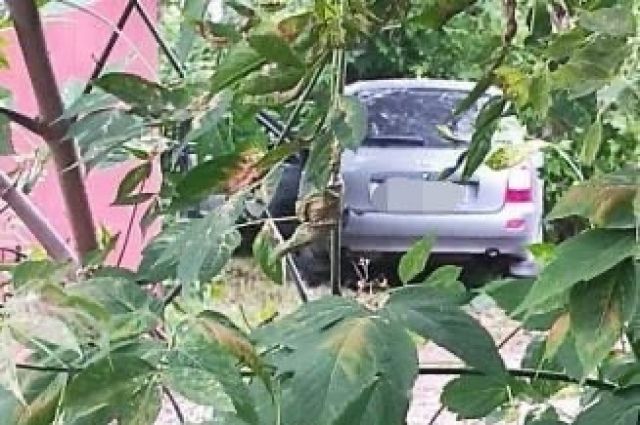 В Туле пьяный водитель пробил забор больницы и влетел в дерево