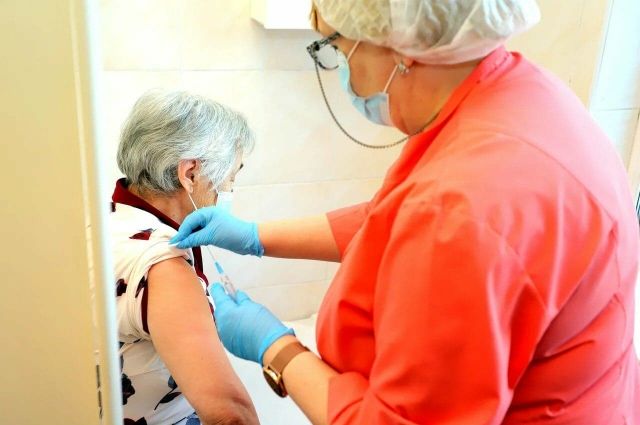 План по вакцинации от COVID-19 выполнен в Псковской области почти на 57%