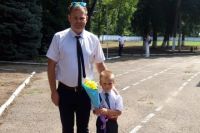 Учитель начальных классов Станислав Калюжный и его единственный первоклассник Даниил Нетутин.