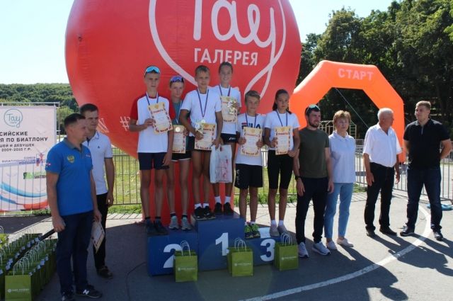 Логинов вручил медали победителям соревнований по биатлону в Саратове