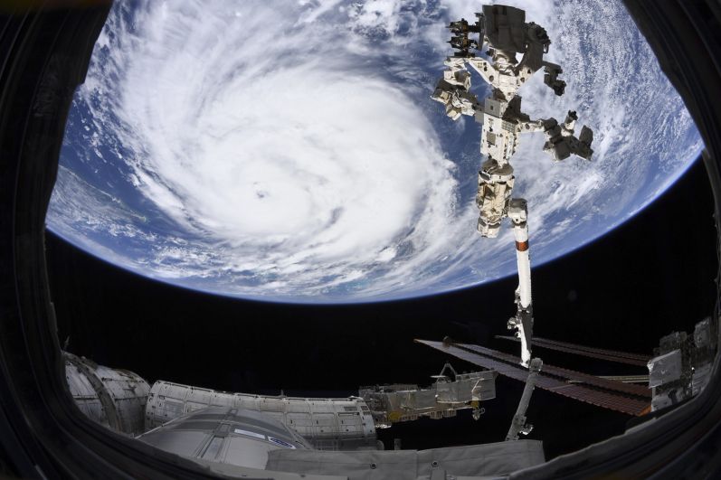  Вид на ураган «Ида» с Международной космической станции