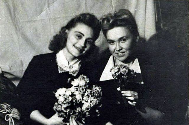 Фотография двух бывших заключенных Речлага. Слева — Лариса Высоцкая-Гуляченко. 1955 г.