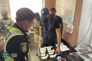 СБУ задержала патрульных, которые наживались на перегруженных фурах