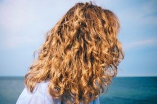 Стало известно, как восстановить волосы после моря.