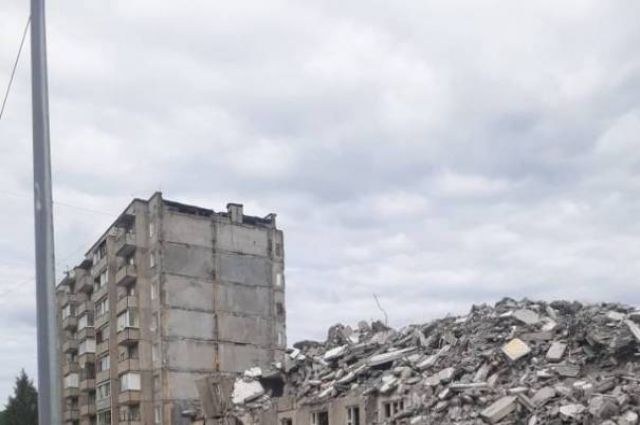 Подъезды аварийного дома в Железногорске-Илимском снесли по решению суда