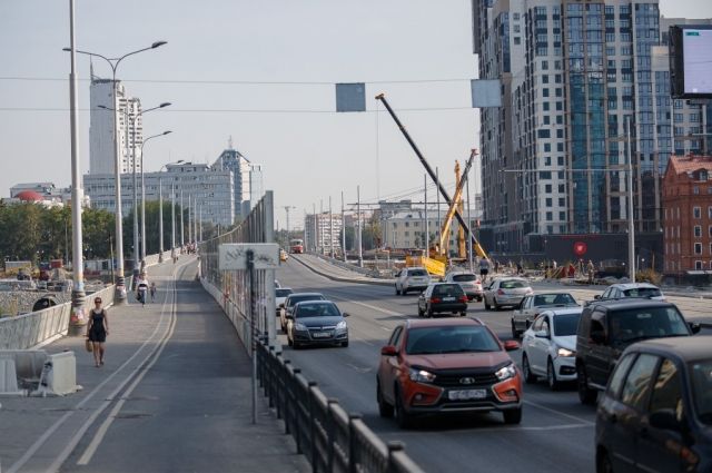 Движение по Макаровскому мосту в Екатеринбурге ограничат до конца сентября
