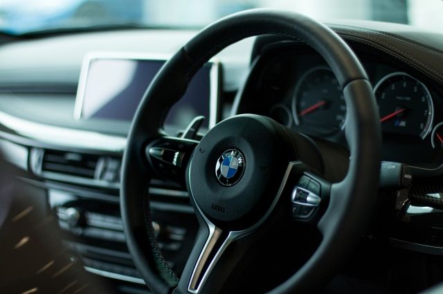 Автомобиль BMW «перелетел» через рельсы в Барнауле