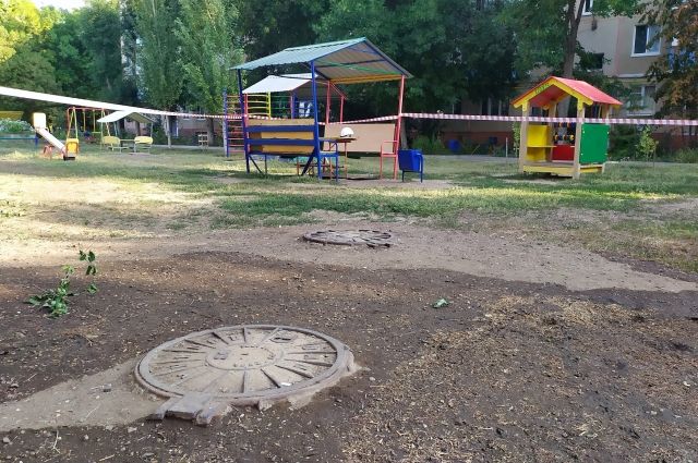 В Оренбурге выявили поврежденный участок теплосетей прямо под детской горкой.