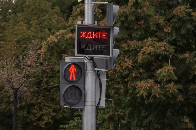 В Тюльганском районе суд обязал администрацию установить светофоры на дороге возле школы.