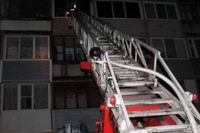 Более 80 человек эвакуировали при пожаре в Барнауле