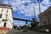 Улица Светланская во Владивостоке. На втором плане — Золотой мост через бухту Золотой рог