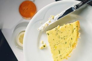 Омлет-суфле с ветчиной и сыром: рецепт вкусного завтрака.