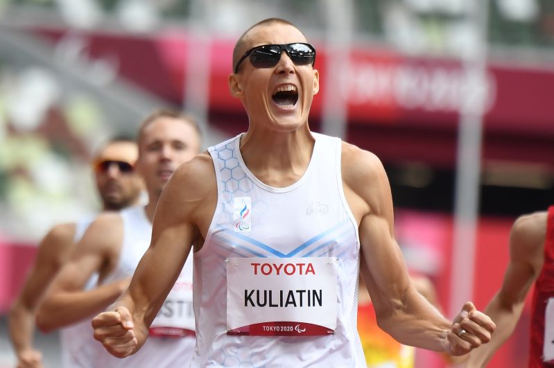 Российский спортсмен Антон Кулятин завоевал золотую медаль в беге на 1500 метров среди мужчин в классе Т13 на соревнованиях по легкой атлетике XVI летних Паралимпийских игр