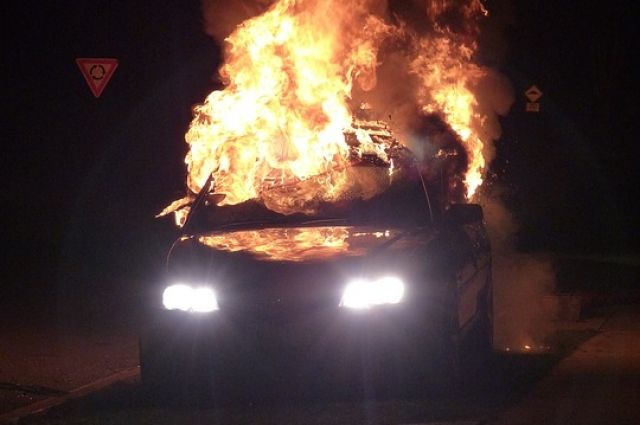 Вспыхнувший BMW X5 попал на видео в Новосибирске