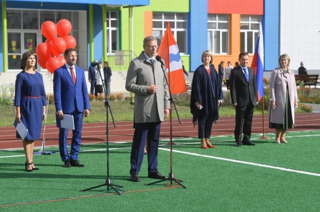 Губернатор Омской области открыл торжественную линейку в Амурском посёлке