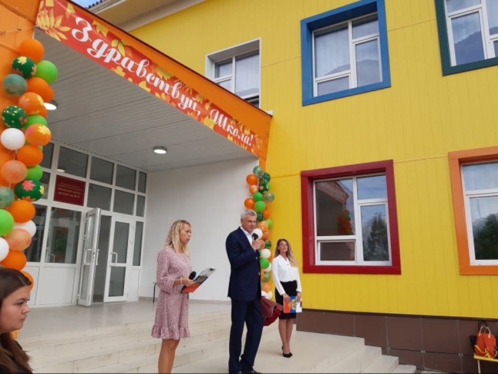 День знаний на Колыме. 1 сентября 2021 года впервые за 35 лет в Магаданской области открылась новая современная школа - детский сад на 50 ученических и 30 дошкольных мест. Новый объект образования появился в посёлке Снежный в рамках реализации нацпроекта «Образование»