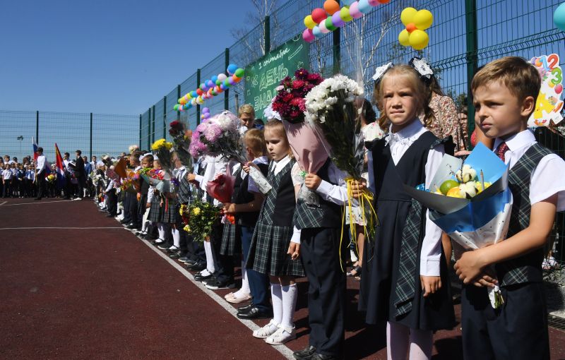 Первоклассники во время торжественной линейки, посвящённой Дню знаний возле школы №7 в селе Прохладное Приморского края