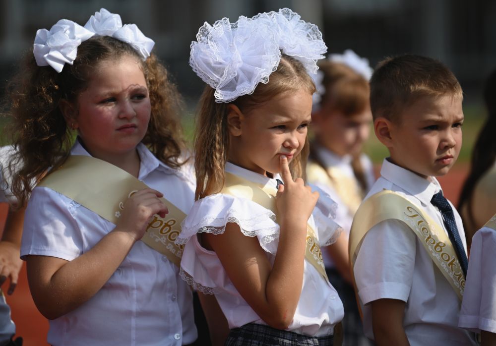 Первоклассники на торжественной линейке, посвящённой Дню знаний, в новом образовательном комплексе по улице Воскресенской федеральной территории «Сириус» в Сочи