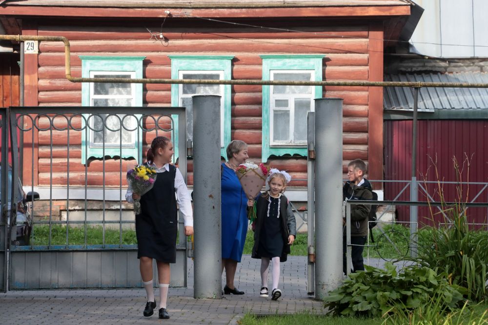 Школьники идут на линейку, посвящённую Дню знаний, в школу города Чекалина Тульской области