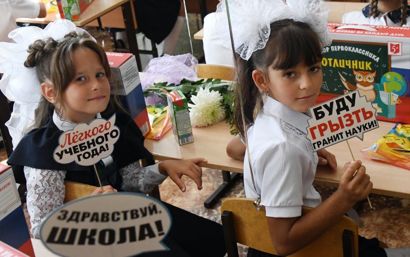 Школьницы в классе школы №7 в селе Прохладное Приморского края во время Дня знаний